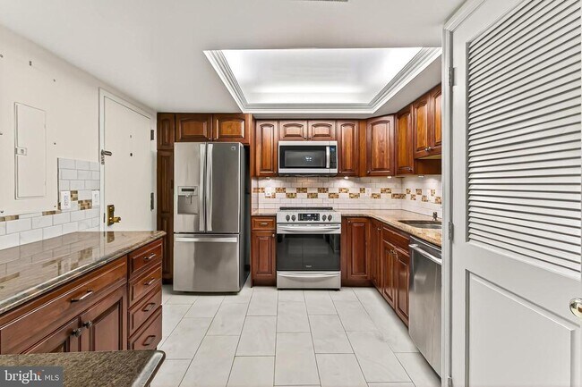 Building Photo - 1101 S Arlington Ridge Rd