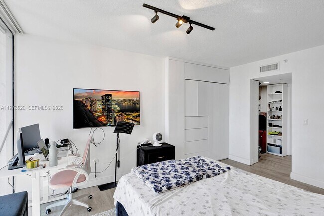 Building Photo - 1750 N Bayshore Dr