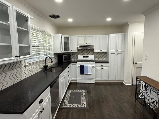 Building Photo - 1140 Goodwin Pl NE