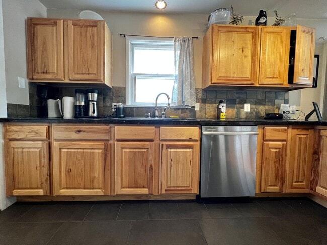Building Photo - Amazing Location for a 2-Bedroom, 1-Bathroom Duplex Unit!