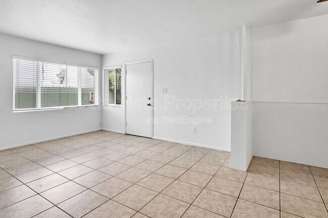 Building Photo - 425 Bonair St