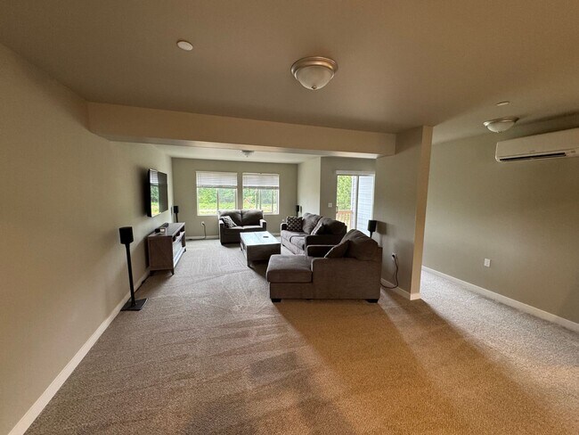 Building Photo - Modern 3BR / 2.5BA Townhome in Port Orchard – Spacious, Bright, and Conveniently Located