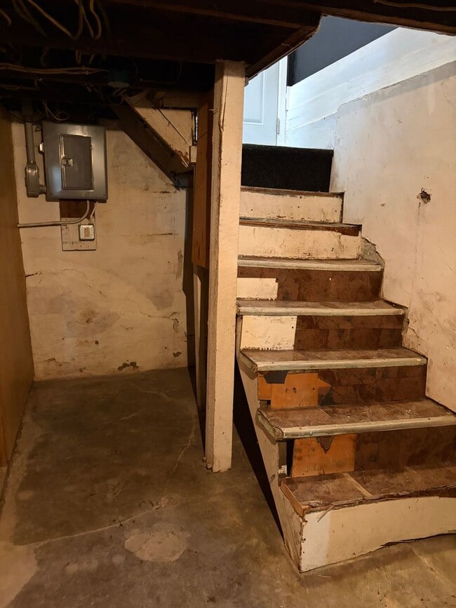 Building Photo - ***RENT SPECIAL*** $300 off rent for the first 2 months*** Charming 2-Bedroom, 1.5-Bath with Gara...