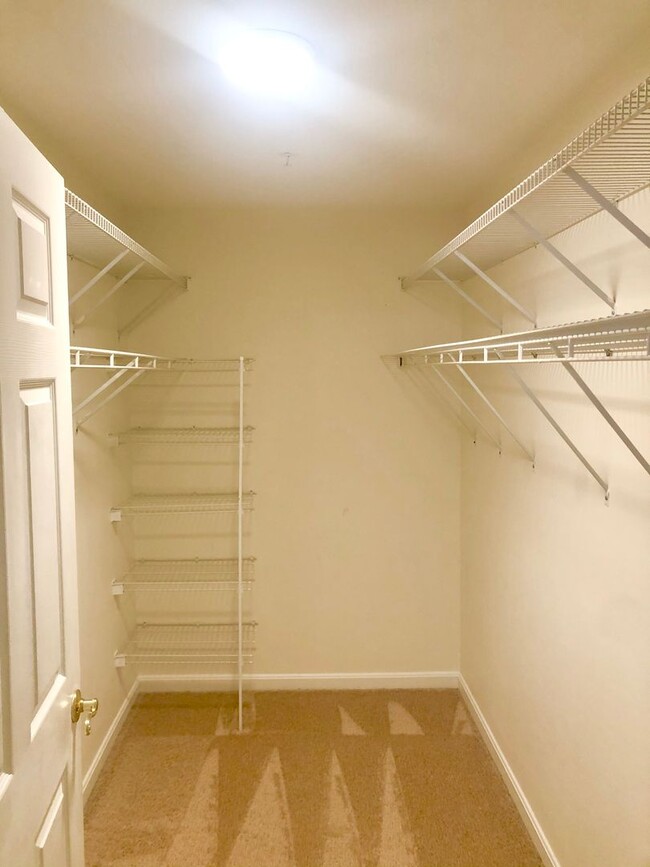 Building Photo - Updated 2 Bedroom Lower Level Condo in Gle...