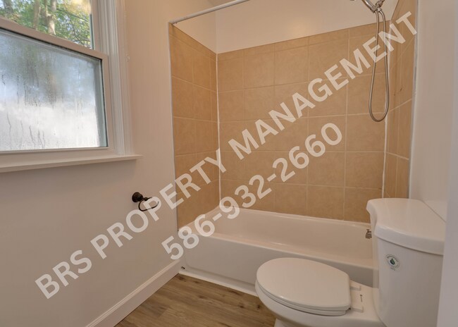 Building Photo - Remodeled Duplex 2 bedroom in Clinton Twp.