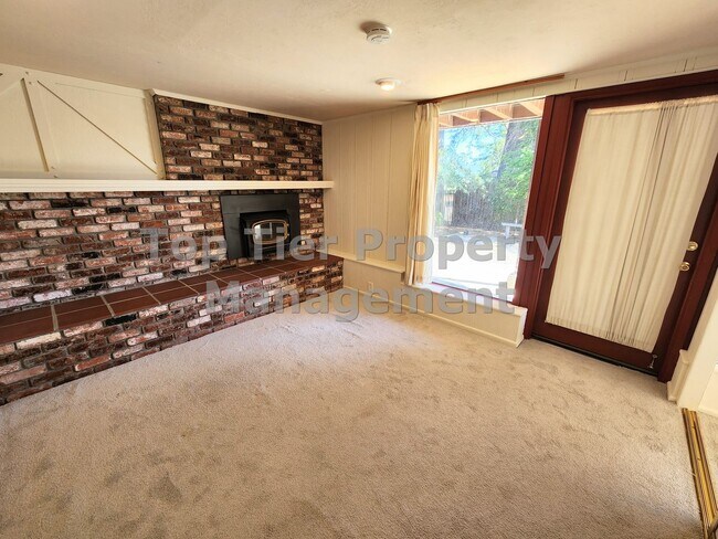 Building Photo - Beautiful 3-bedroom, 2-bathroom home locat...