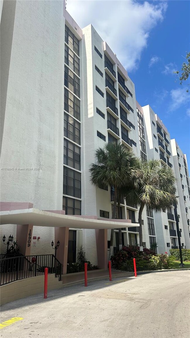 Building Photo - 16909 N Bay Rd