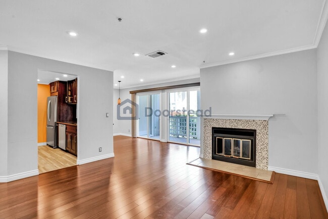 Building Photo - 2709 Oak Road Unit E