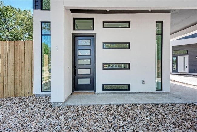 Building Photo - 6111 Begonia Cir