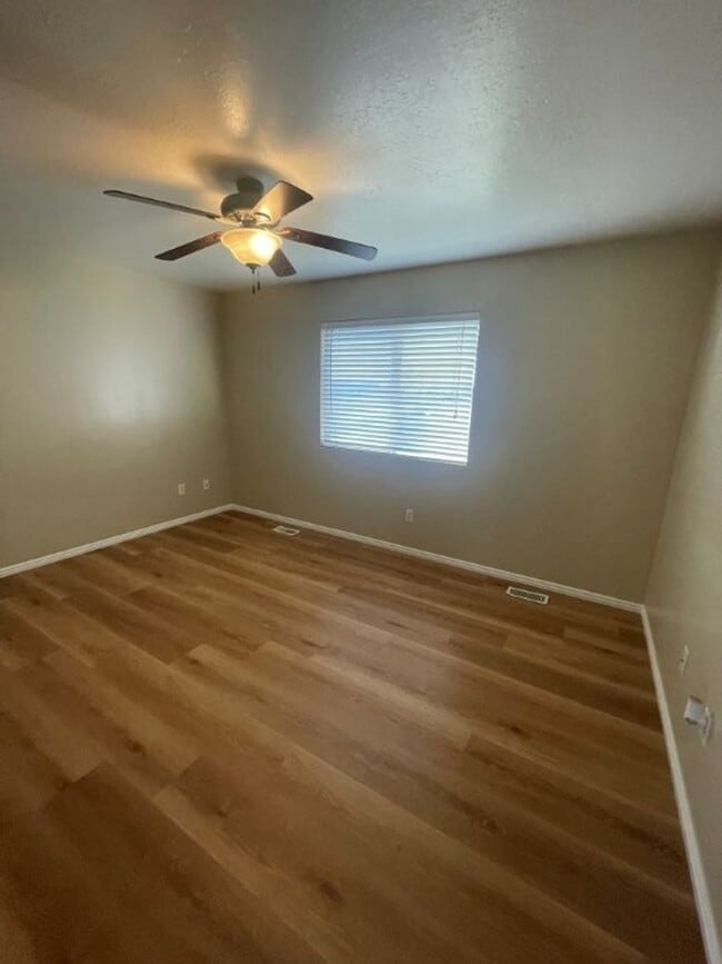 Building Photo - Your New Chapter Starts Here – 5 Bed, 2 Bath Syracuse Home + 2 Weeks Free!