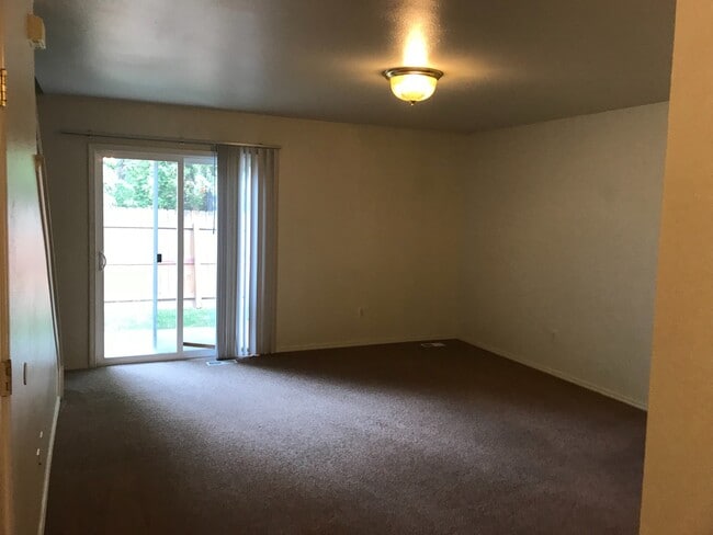 Building Photo - 1 car garage with 2 bedroom and 1.5 bathrooms, this townhome will not last long