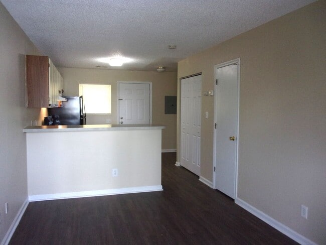 Building Photo - 1 Bedroom 1 Bath Townhome Minutes to I-77