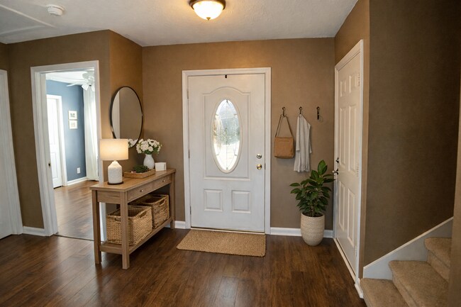 Building Photo - $1800 3 Bedrooms 2.5 Bath Brick Home with a bonus room!