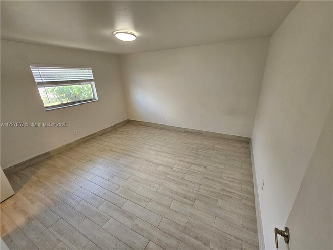 Building Photo - 4621 SW 33rd Ave