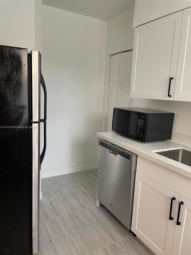 Building Photo - 520 SW 10th St