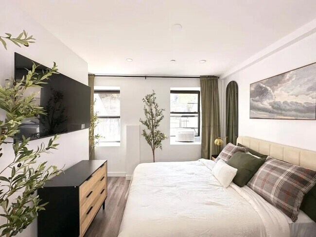 Building Photo - Furnished room/NOT APARTMENT