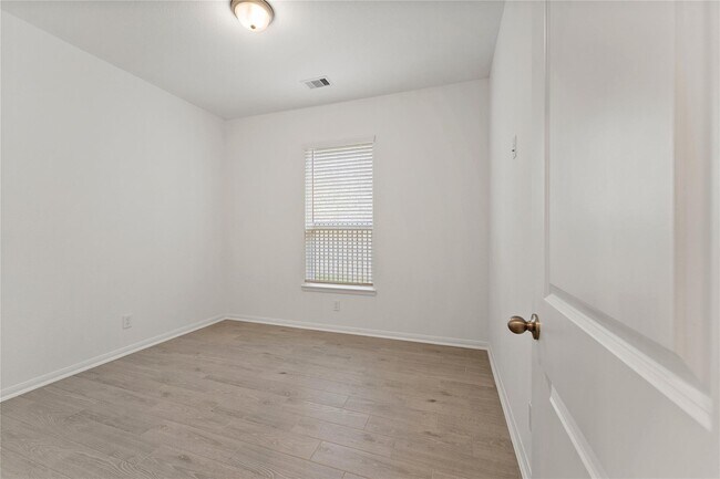 Building Photo - 570 Long Beach Bay Dr