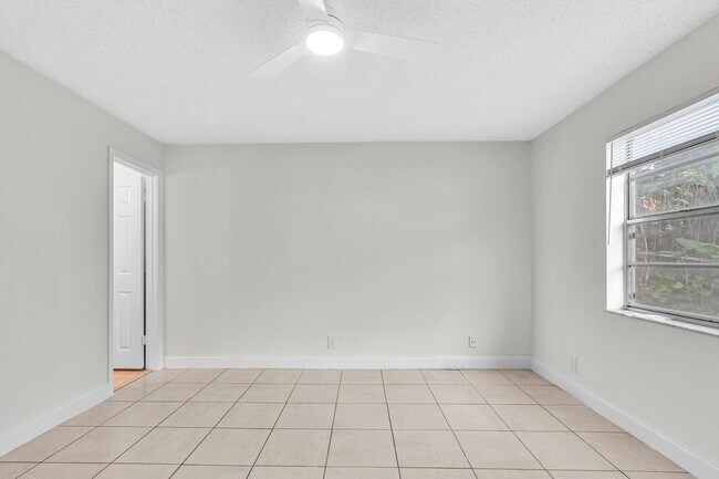 Building Photo - 2510 Riverside Dr