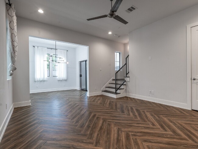 Building Photo - "Charming 4-Bed Houston Haven with Elegance on East 32nd Street!"