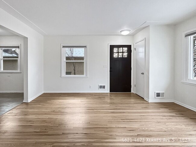 Building Photo - 2br 1ba 1cg ~ Security Deposit Free Altern...