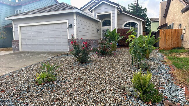 Front Yard + Entrance - 9316 Caulfield Dr
