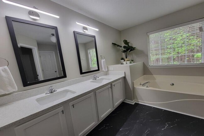 Building Photo - 3110 Crest Ridge Cir SW