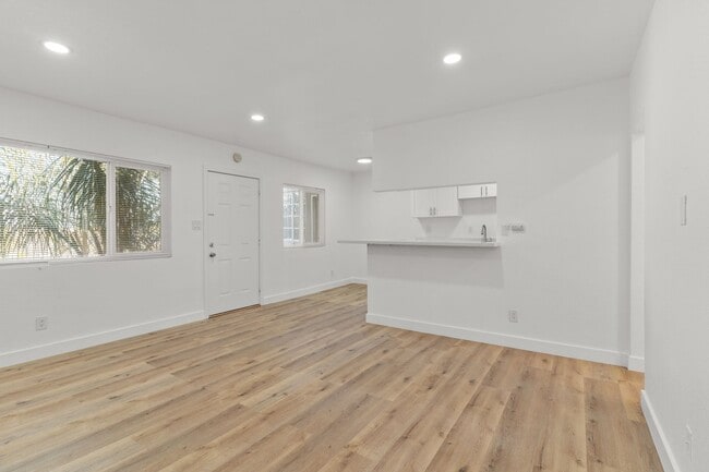 Primary Photo - 927 Daisy Avenue