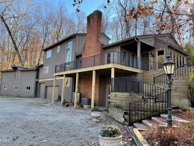 Primary Photo - Glenview Hills HUGE 3 Bedroom 2.5 Bath Hom...