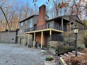 Building Photo - Glenview Hills HUGE 3 Bedroom 2.5 Bath Hom...