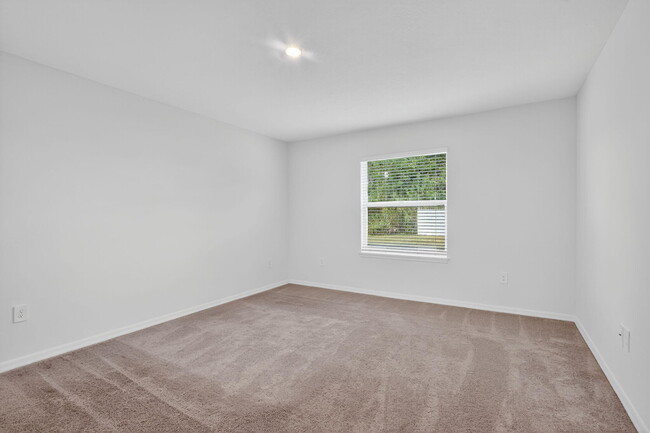 Building Photo - 657 NE Horizon Ln
