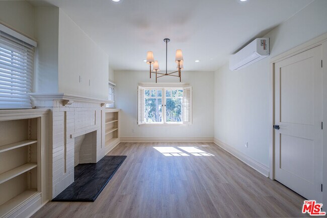 Building Photo - 216 N Catalina Ave