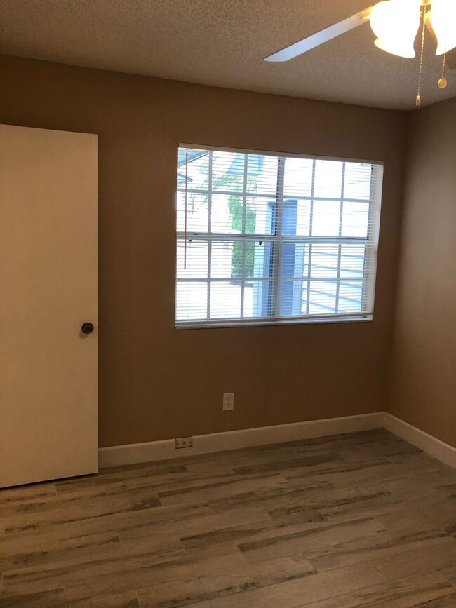 Building Photo - Longwood townhome, Two Bedrooms, Two Bathr...