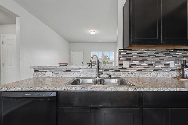 Building Photo - 1007 N Deer Ct Way