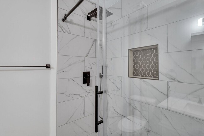 Building Photo - High End Finishes in a Quiet Residential Neighborhood