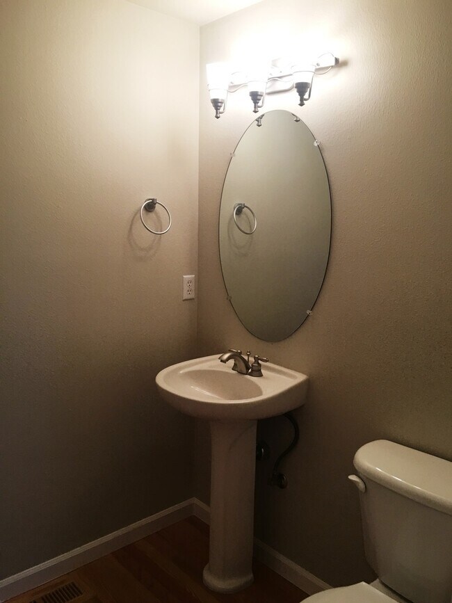 Building Photo - Beautifully updated home in great West Linn neighborhood.