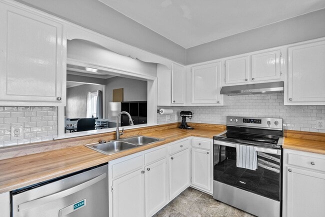 Building Photo - Beautiful Townhouse-Style Home in Virginia Beach!