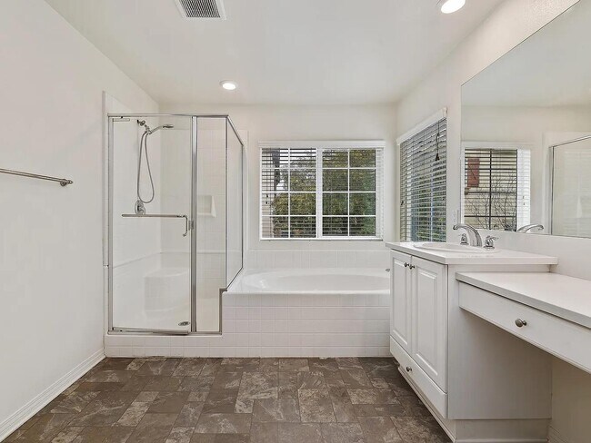 Building Photo - 15634 Clove Pl