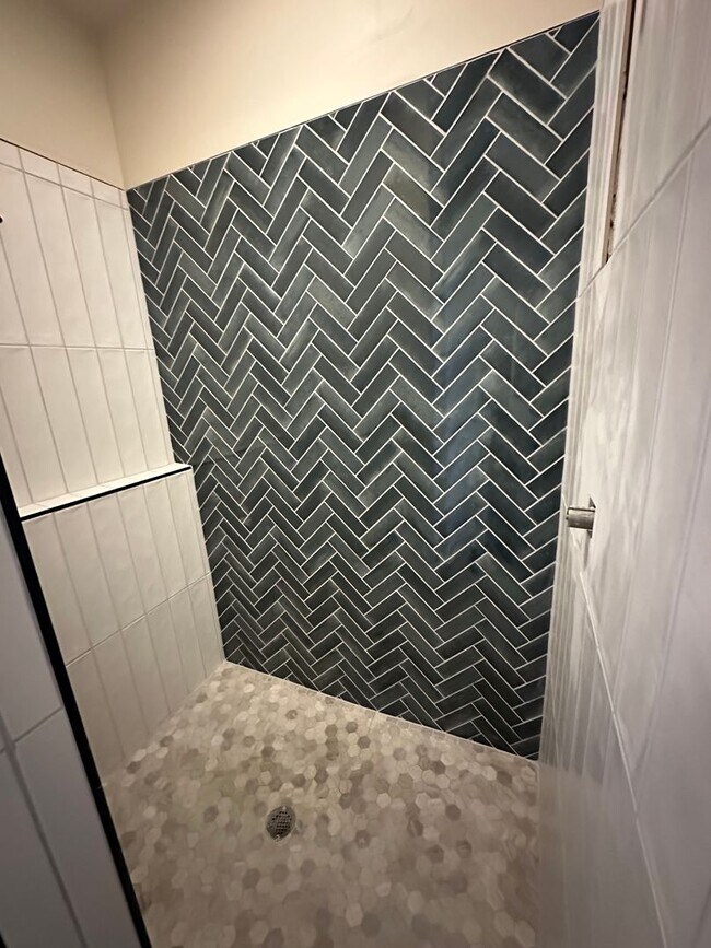 Building Photo - Beautiful, 6 Bedroom Home!