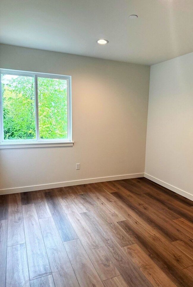 Building Photo - 705 W Lake Samish Dr