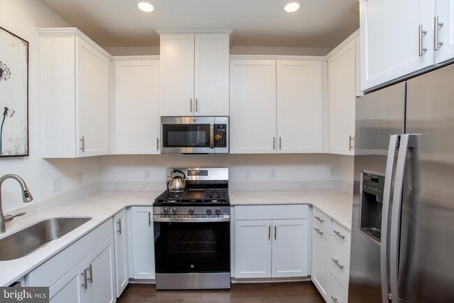 Building Photo - 233 Lewis Fisher Dr