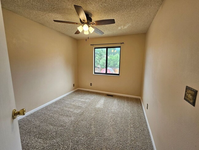 Building Photo - 4 Bed 3 Bath Home in 80911!