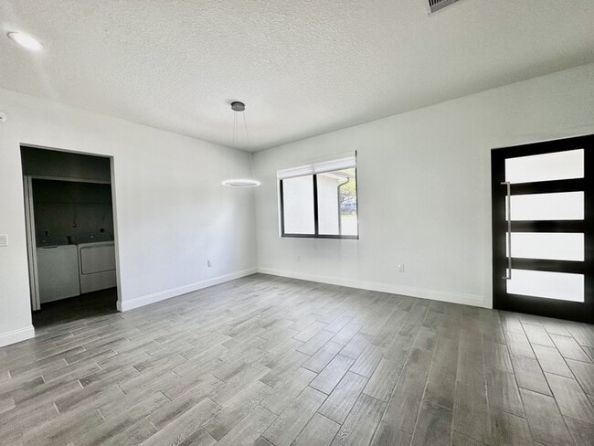 Building Photo - 774 W 9th St