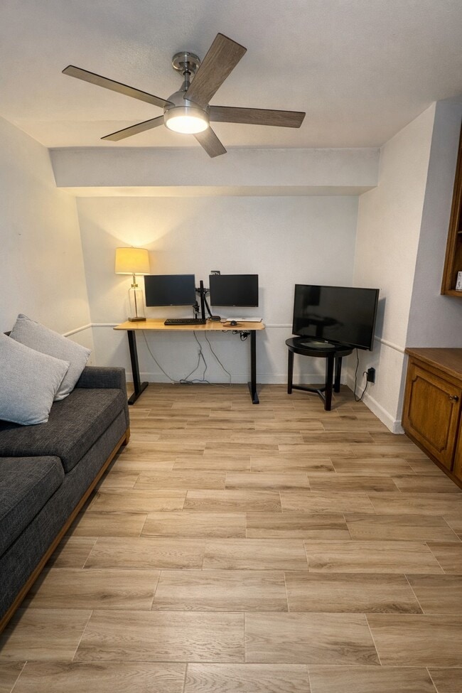 Building Photo - 361 N Post Oak Ln