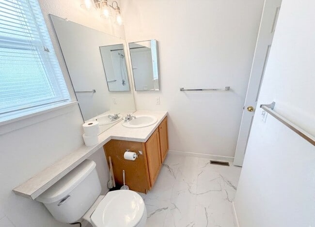 Building Photo - 2089 N Fork Dr