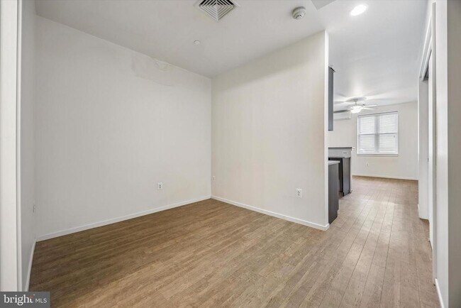 Building Photo - 1015 W Lancaster Ave