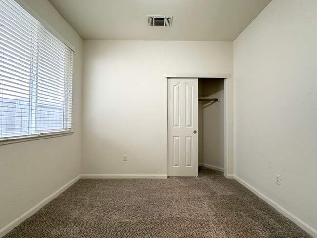 Building Photo - Spacious 3 bedroom 2 bath home in Rancho Cordova!!