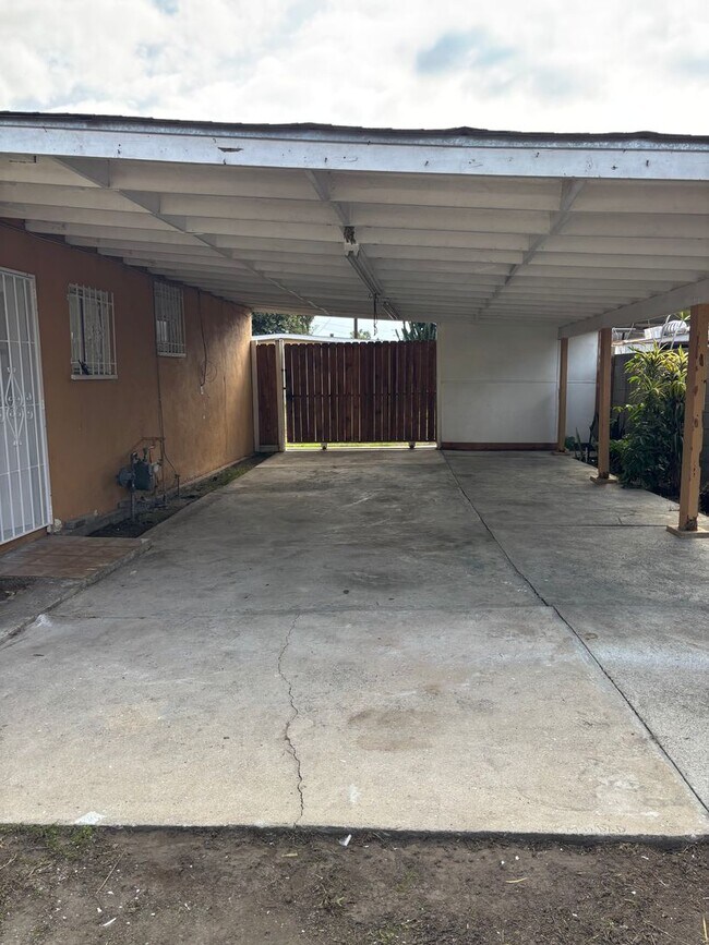 Building Photo - Spacious 3 bedroom available now!