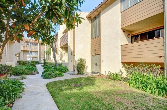 Building Photo - 3-Bedroom Townhome in Prime Calabasas Location