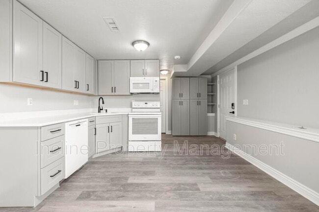 Building Photo - 4016 S Sunrise Dr