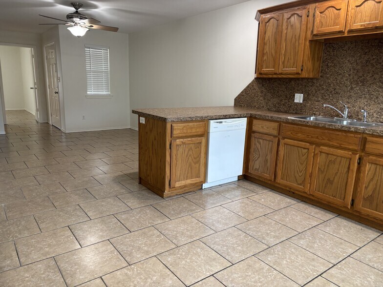 Building Photo - 1523 Oasis Ave